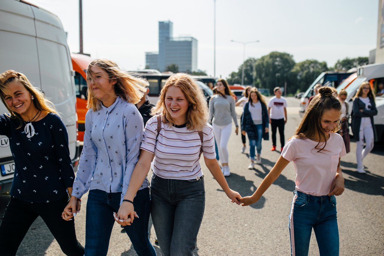 Skolēni uz ielas, dodas uz pasākumu