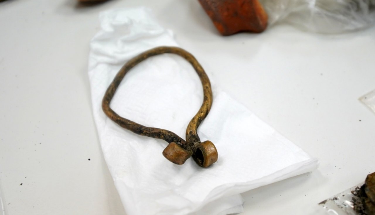 Uz balta galda arheoloģisks atradums - pakavsakta