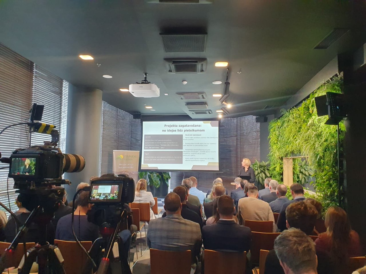 maza konferenču telpa no aizmugures