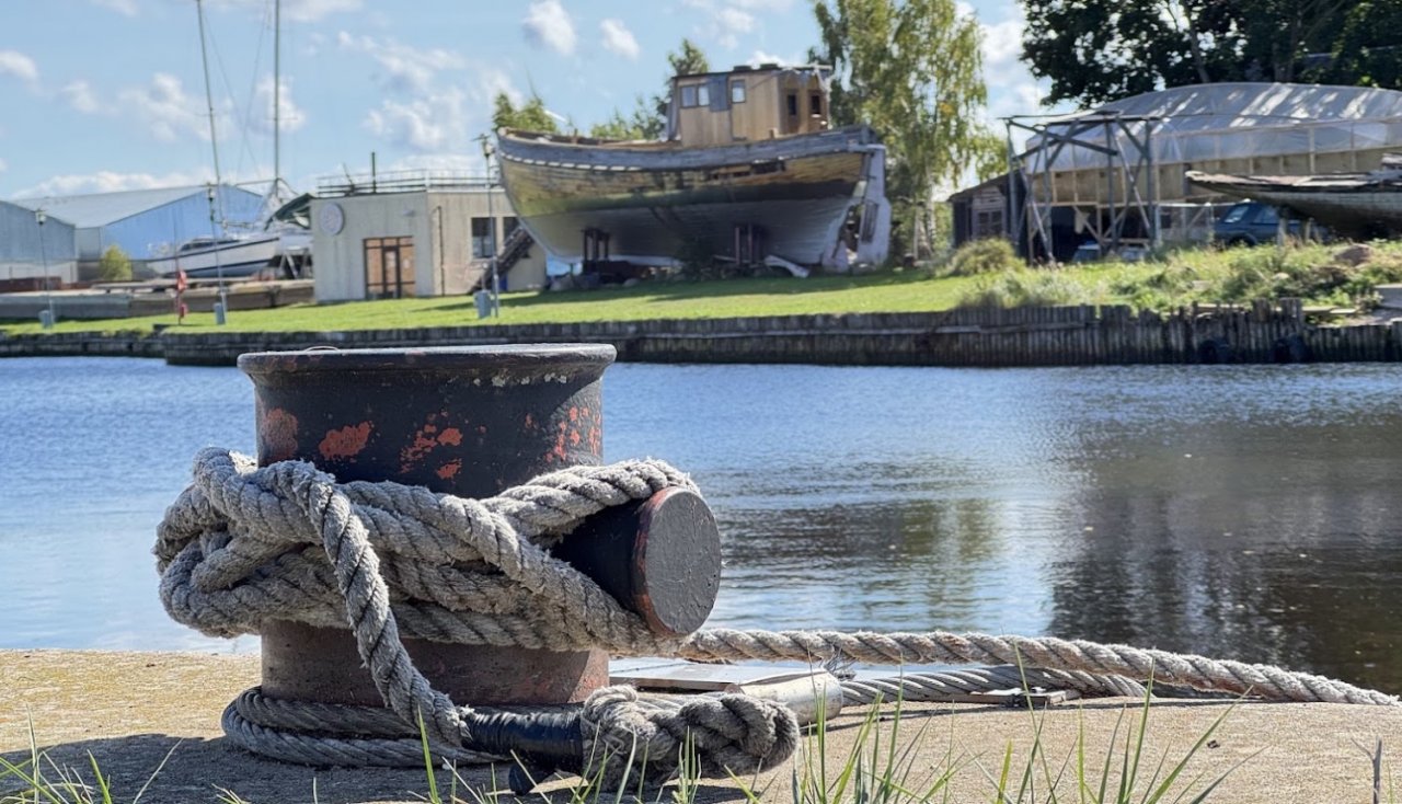 Bolderis kuģus piestātņē ar aptītu tauvu