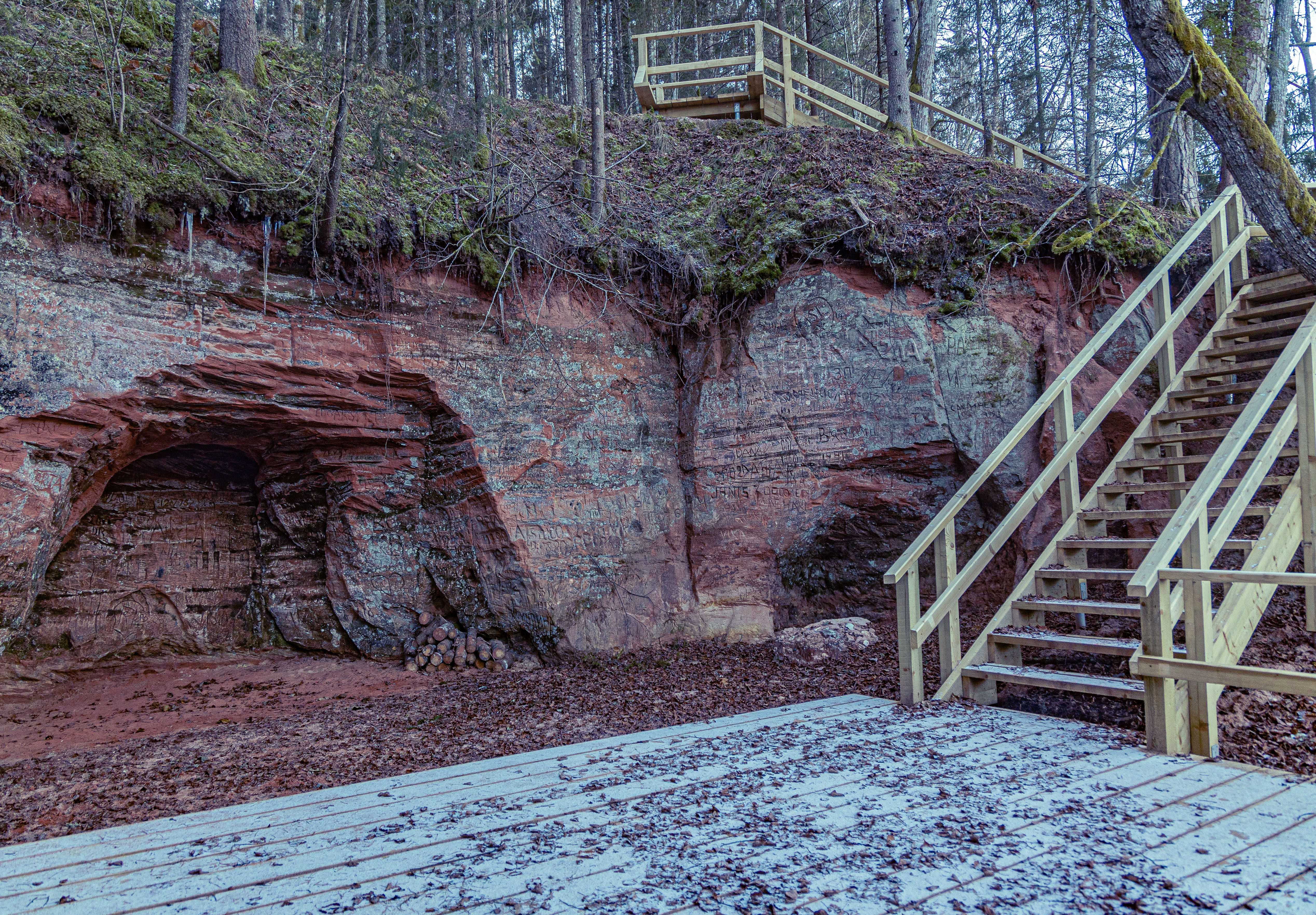 Smilšakmens atsegumi ar platformu un kāpnēm