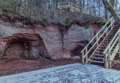 Smilšakmens atsegumi ar platformu un kāpnēm