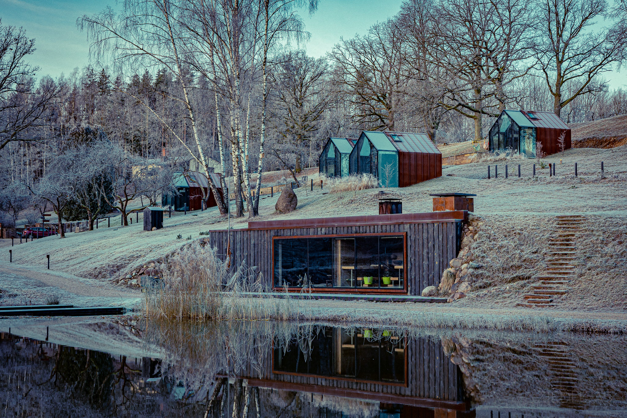Skats uz Ziedleju Stāstiem - dīķis, pirts ēka un stikla namiņi
