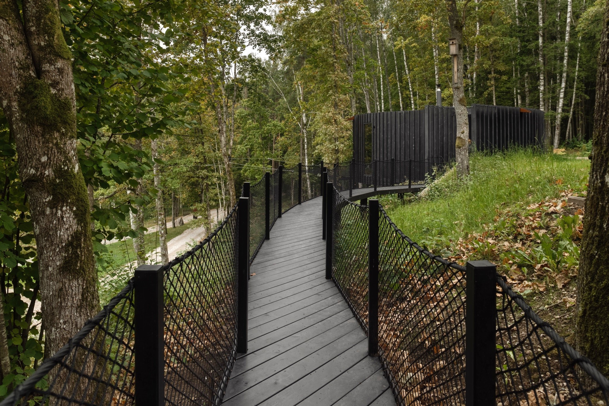 Pastaigu taka ar apmalēm