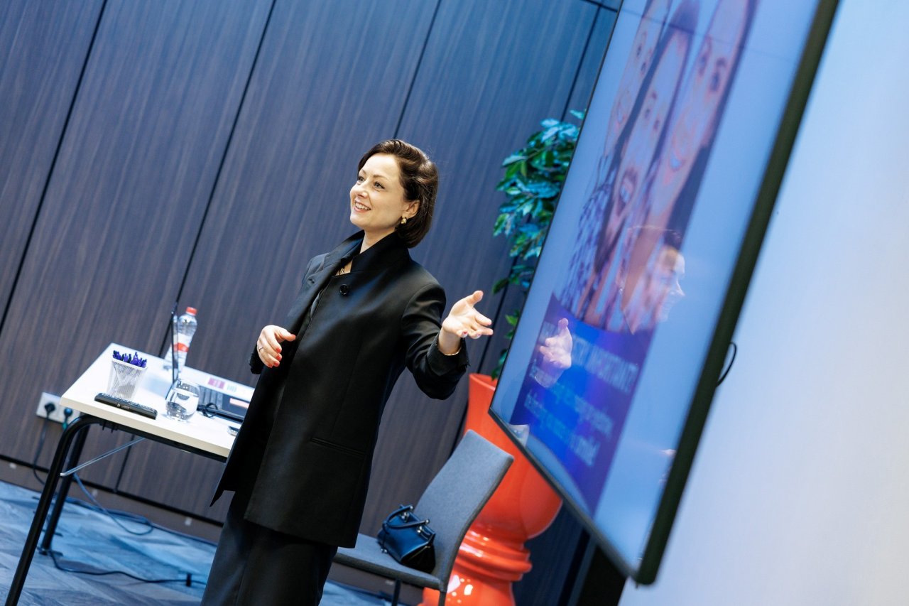 Olga Kazāka, pasākuma vadītāja, vada prezentāciju