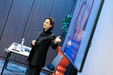 Olga Kazāka, pasākuma vadītāja, vada prezentāciju