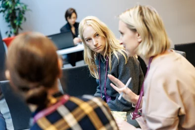 Vairākas sievietes savā starpā diskutē