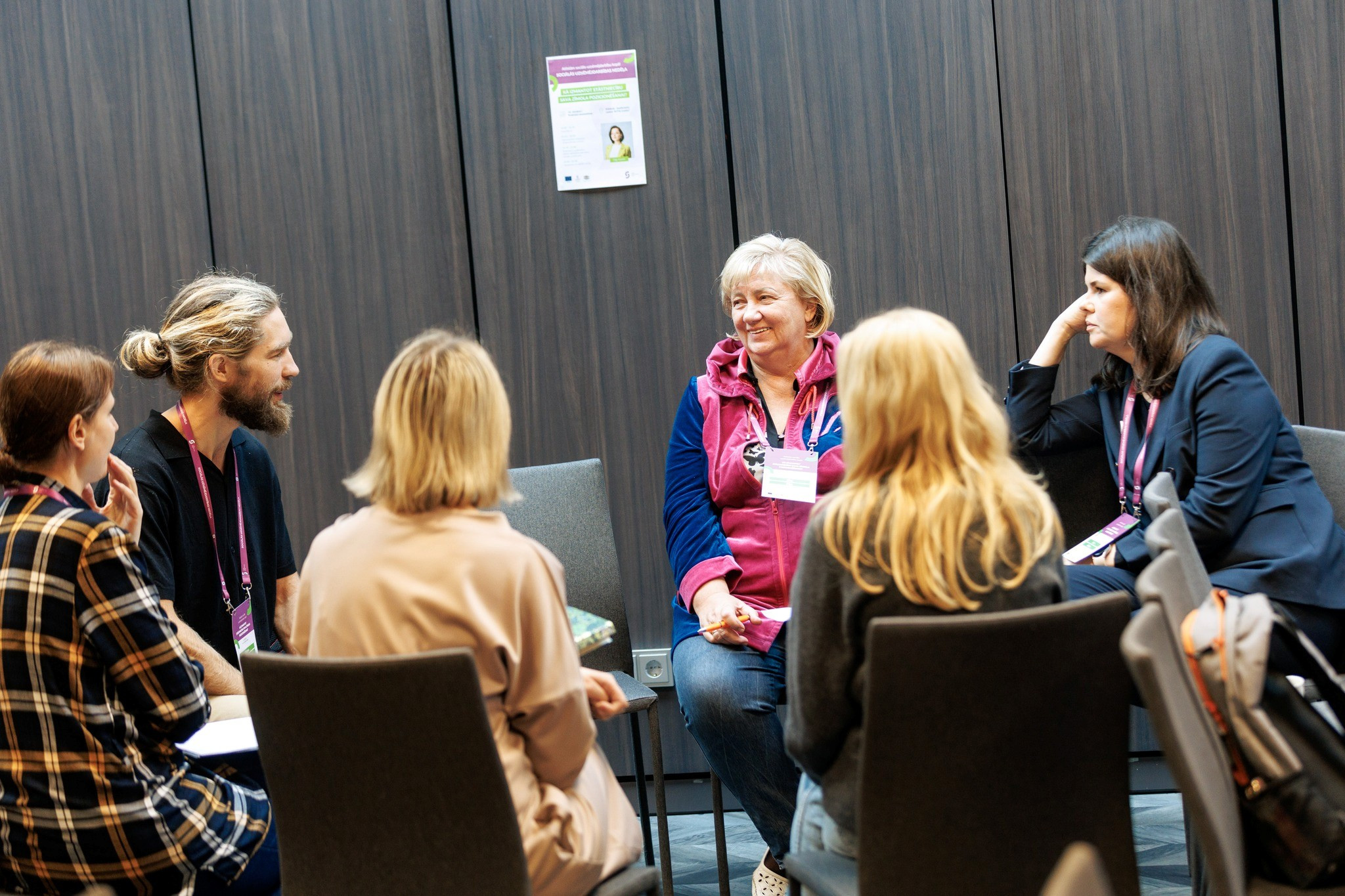 Darba grupa - cilvēki sasēduši aplī - pozitīvā gaisotnē diskutē