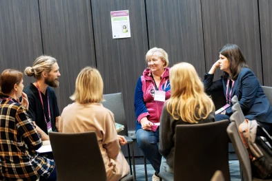 Darba grupa - cilvēki sasēduši aplī - pozitīvā gaisotnē diskutē