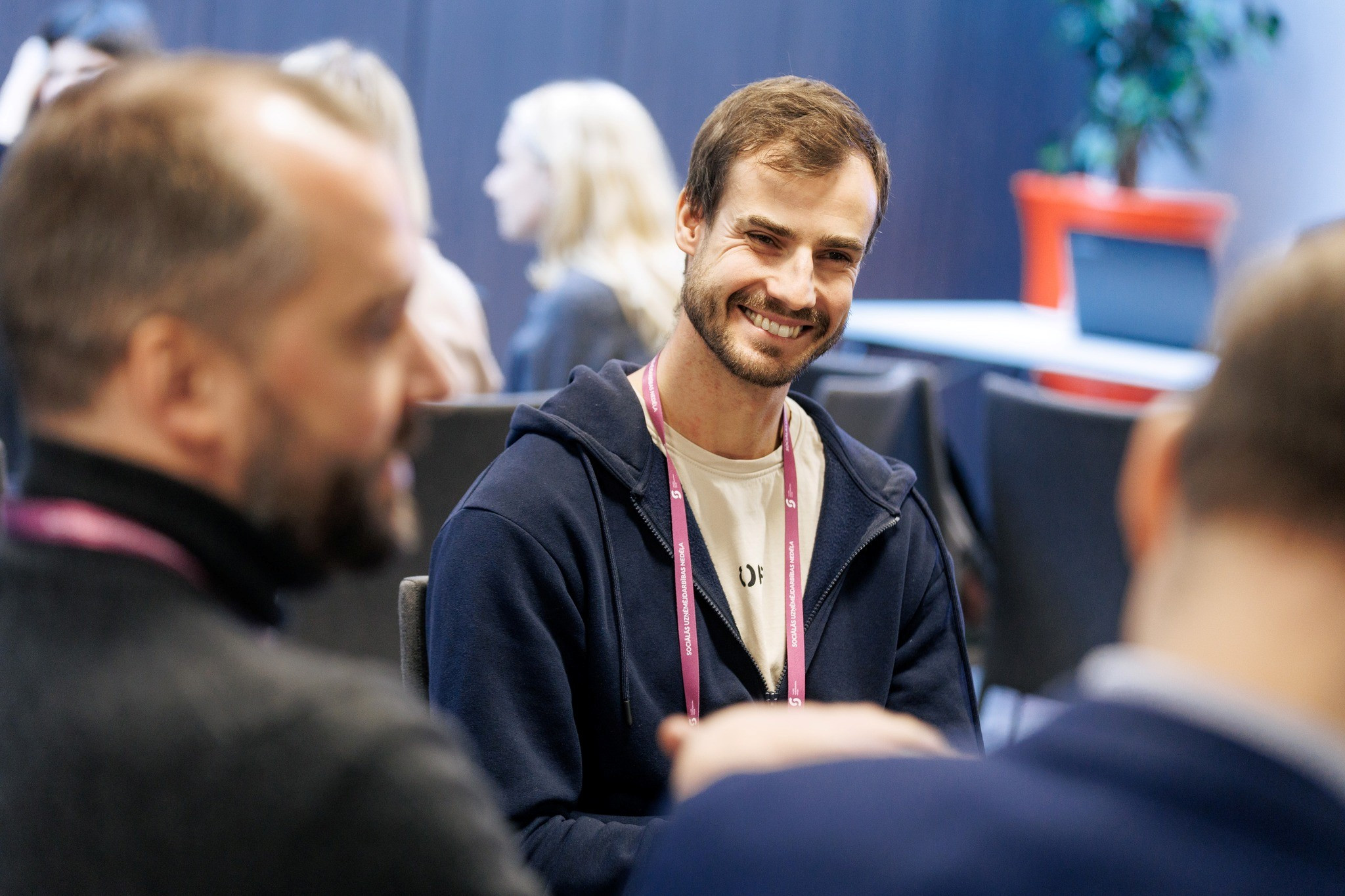 Vīrietis plaši smaida