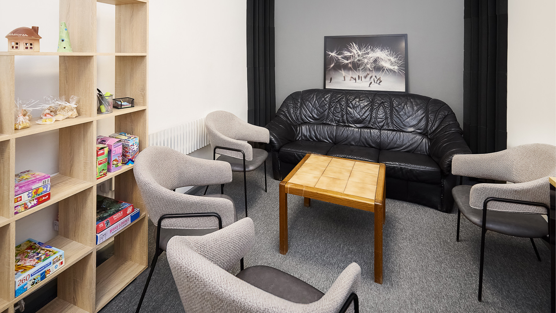 Neliela, omulīgi iekārtota pārrunu telpa. Pārsvarā dominē gaiši pelēkie toņi. Centrā kafijas galdiņš, apkārt krēsli un dīvāns.