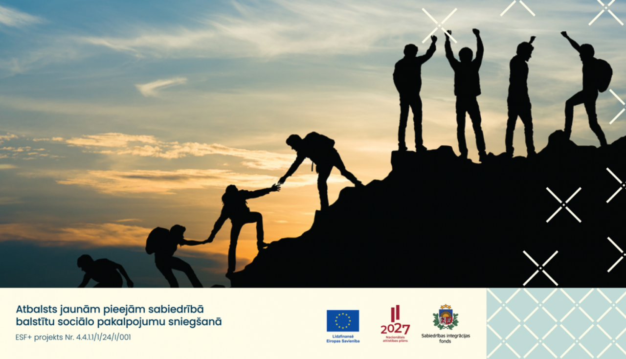 Vairāku cilvēku silueti. Cilvēki palīdz viens otram kāpt kalnā.