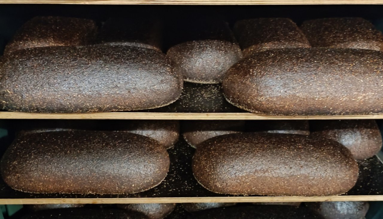 Rupjmaize salikta plauktā