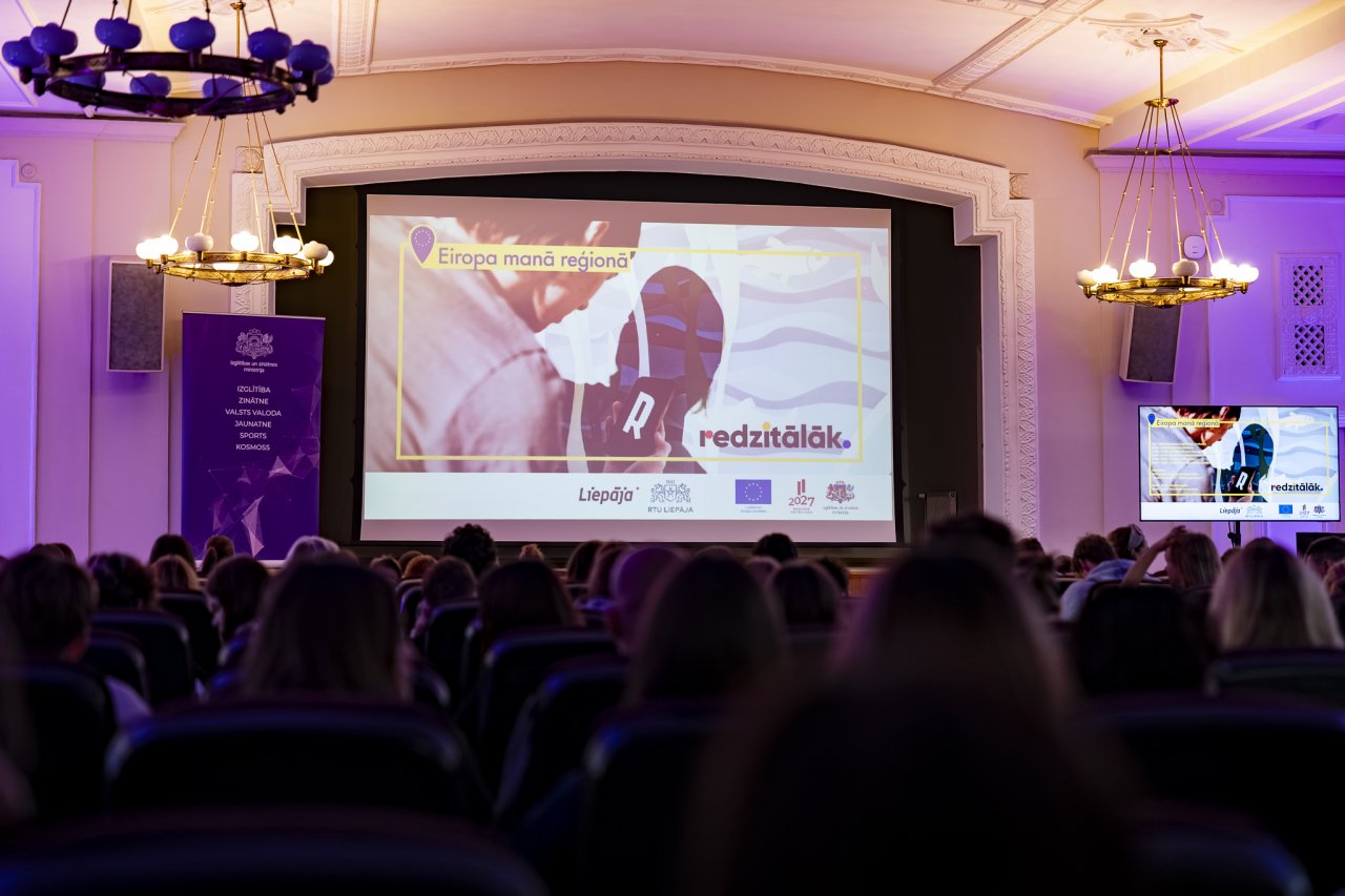 Pulcējot 180 jauniešus, Liepājā aizvadīts izglītojošs pasākums “Eiropa manā skolā”