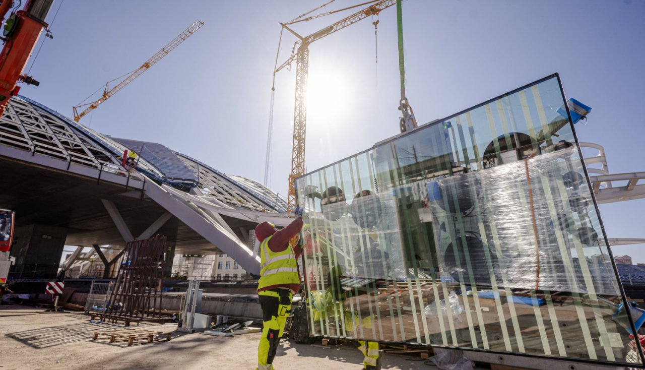 Jaunajā Rīgas Centrālajā stacijā sākta ēkas fasādes un jumta stiklojuma izbūve