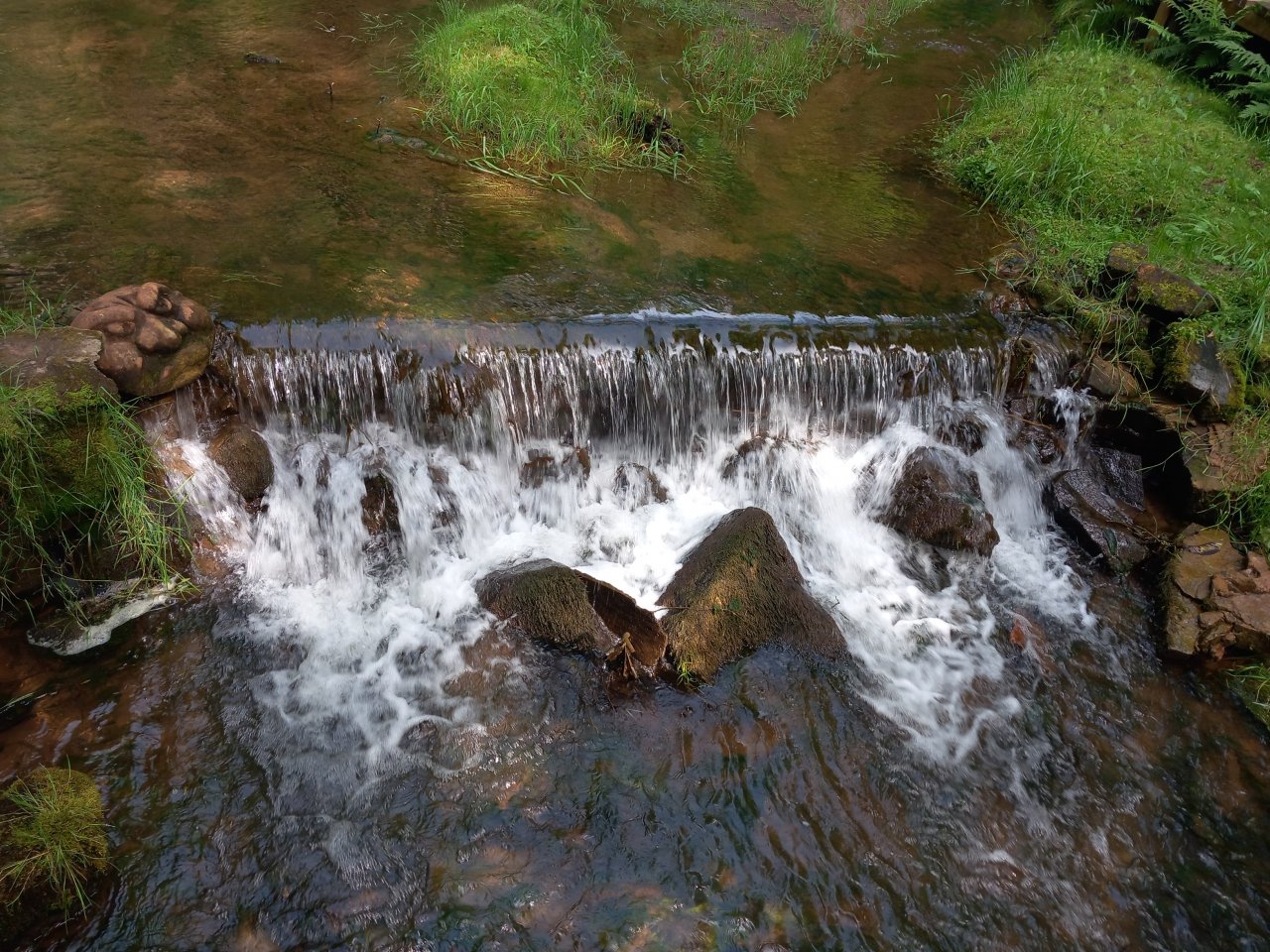 Šaurs ūdenskritums no augšas