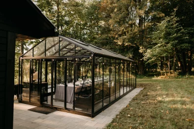 Siltumnīca no ārpuses, kur iekārtota svinību vieta