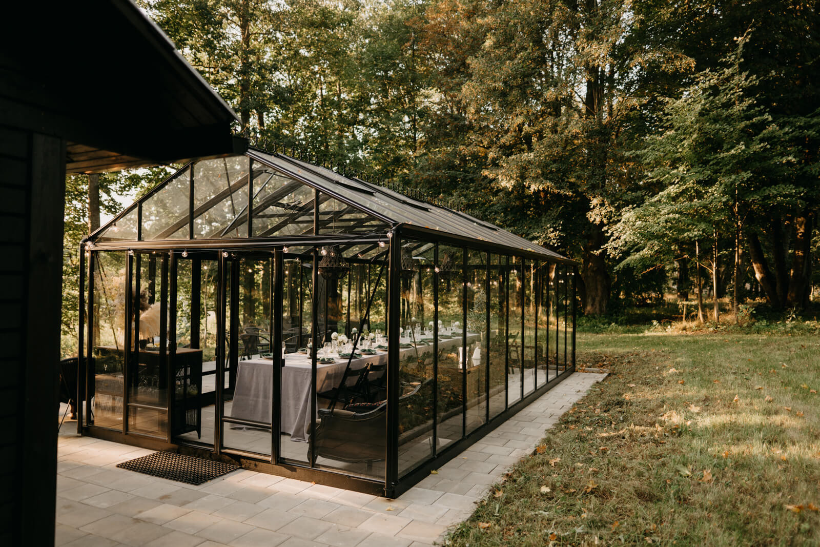 Siltumnīca no ārpuses, kur iekārtota svinību vieta