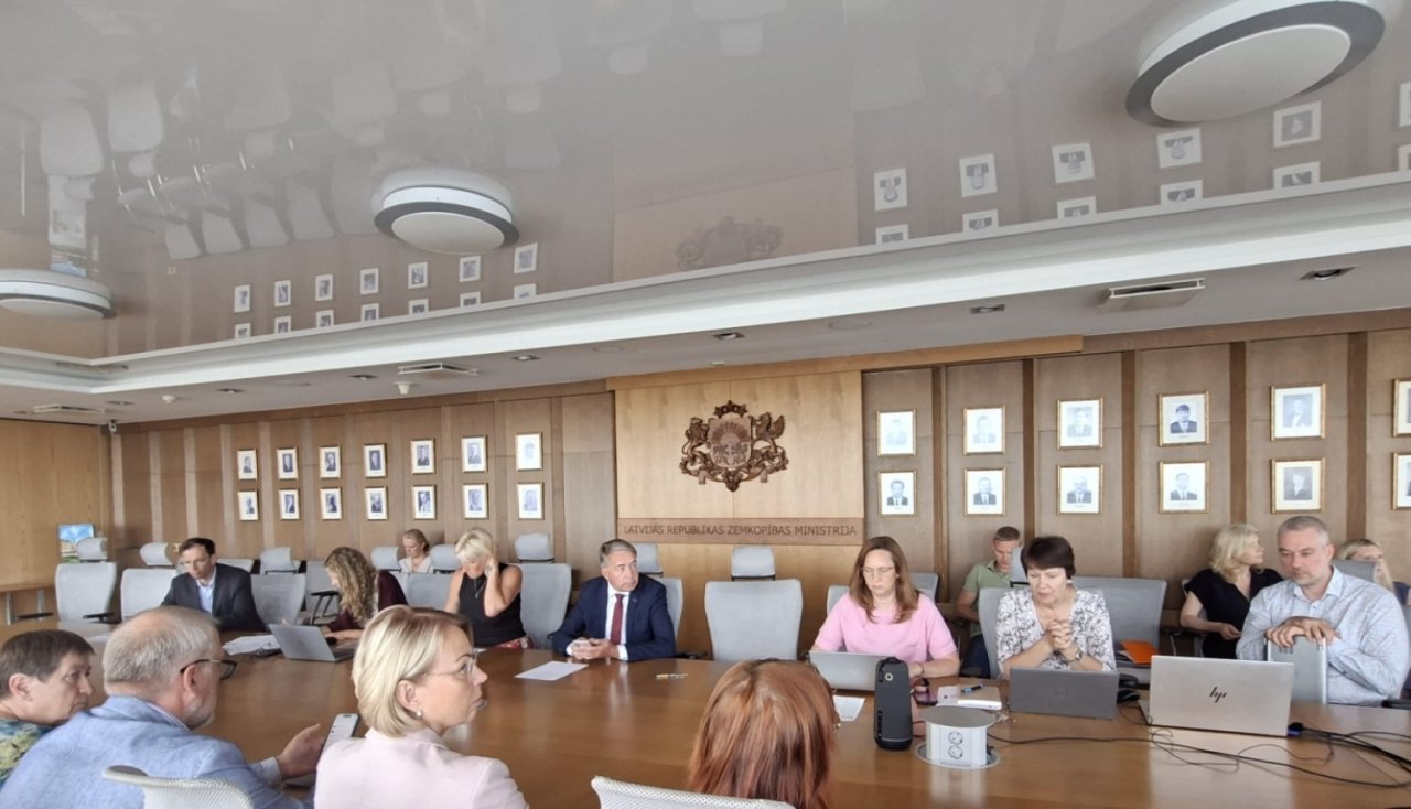Lauksaimniecības konsultatīvā padome atbalsta aizdevumu programmu lauksaimnieku kredītsaistību refinansēšanai