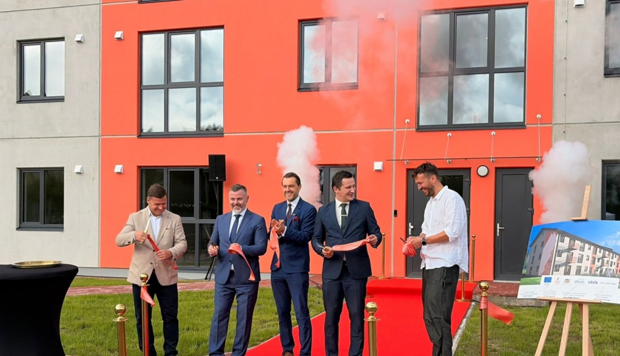 Cēsīs atklāts jauns zemas īres maksas mājokļu nams